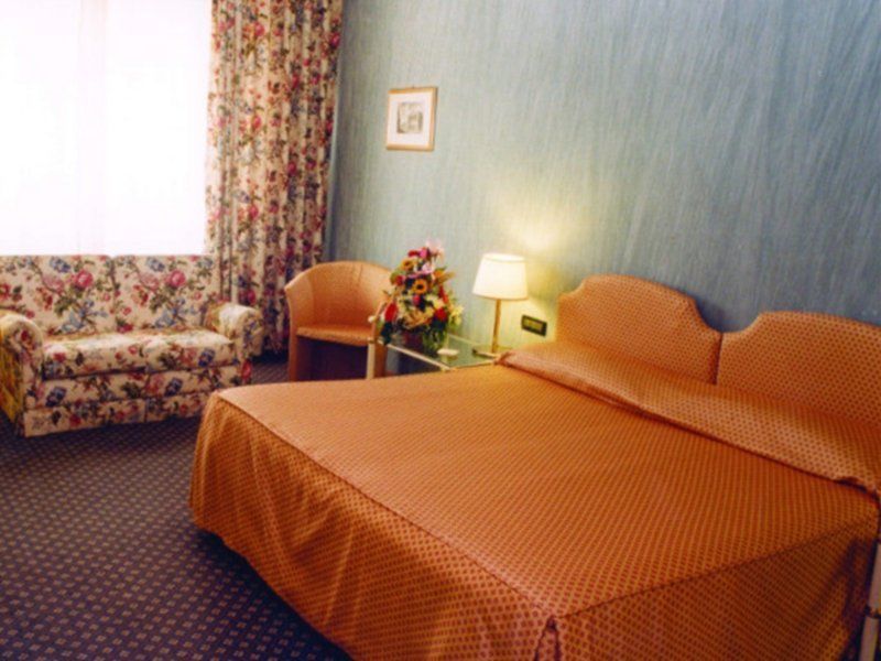 Grand Hotel Oriente Napoli Værelse billede
